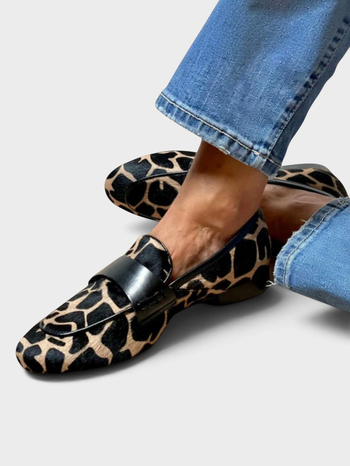 Loafersy w panterkę z kontrastowym wykończeniem | Fakturowany wsuwany but