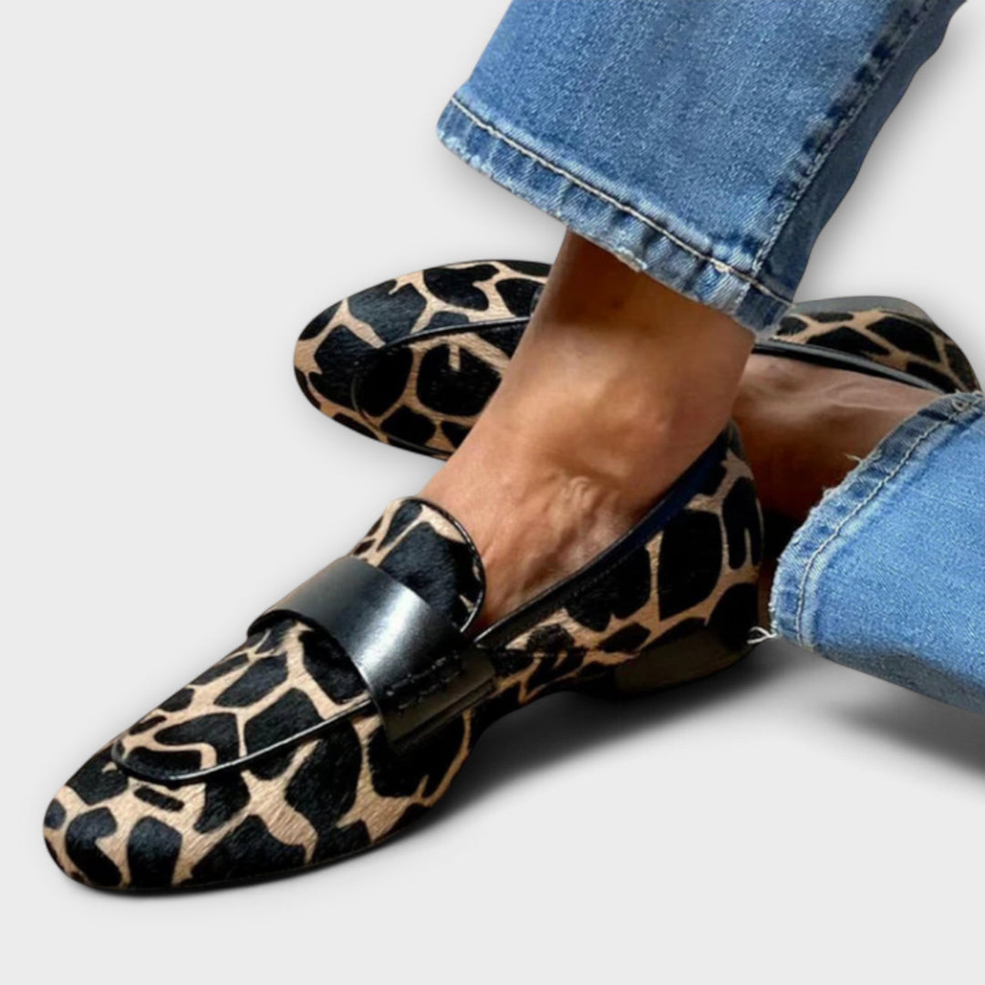 Loafersy w panterkę z kontrastowym wykończeniem | Fakturowany wsuwany but