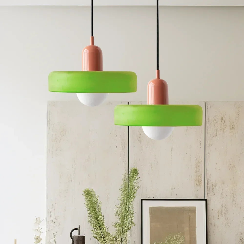Wisząca lampa Bauhaus z kolorowego szkła