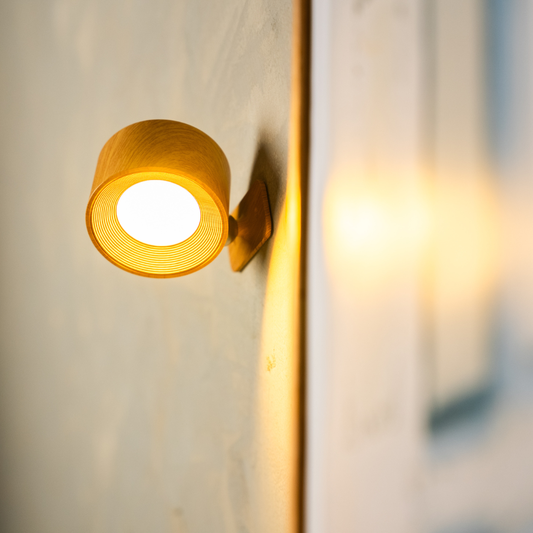 Bezprzewodowa lampa ścienna LED z obrotem 360°, ściemnianiem dotykowym, 3 barwami światła i akumulatorem USB-C