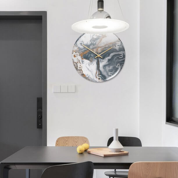 Elegancki zegar ścienny z efektem marmuru – MarbleTime