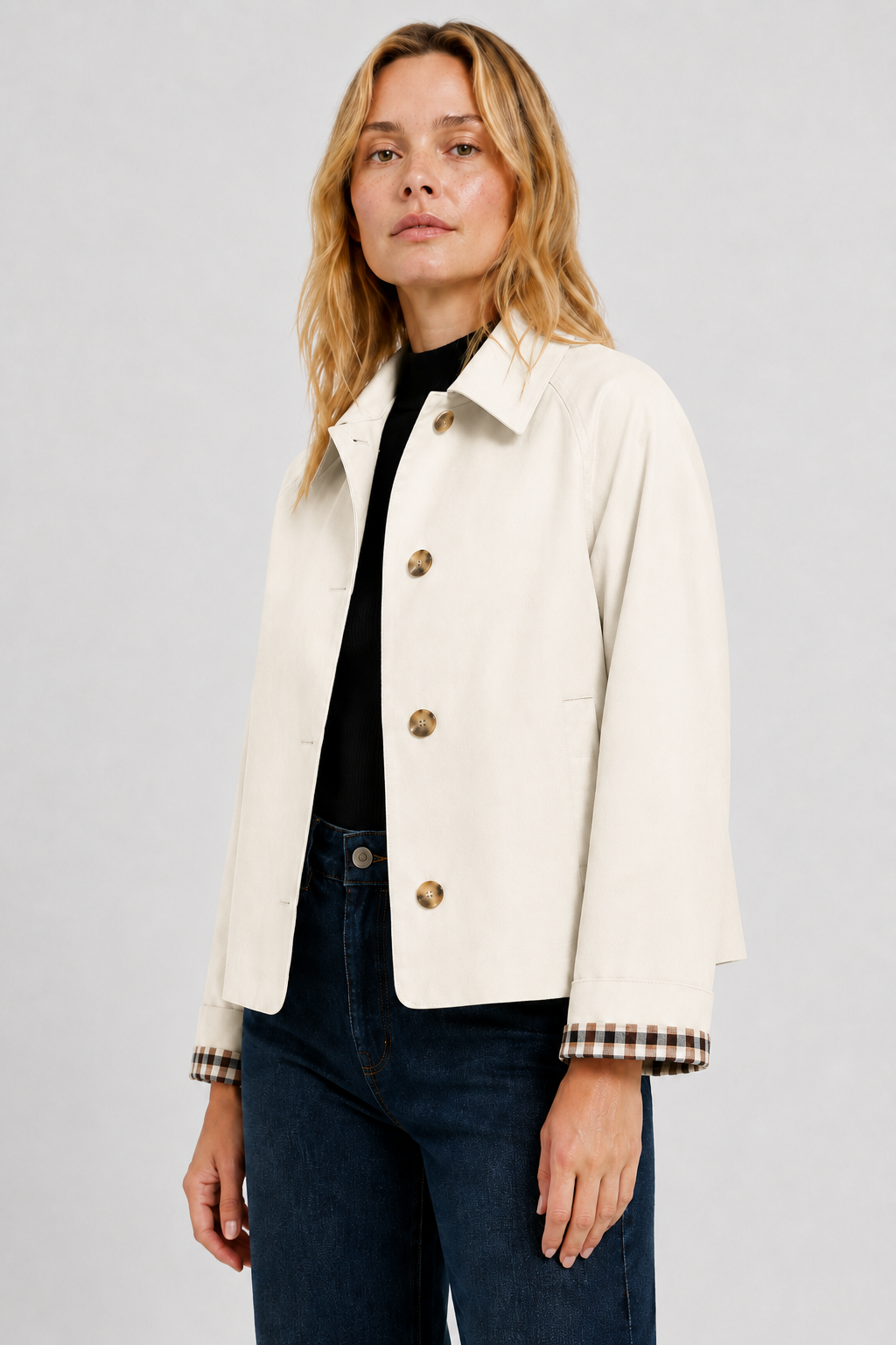 Lekka kurtka damska o luźnym kroju z podszewką w kratę vichy.
