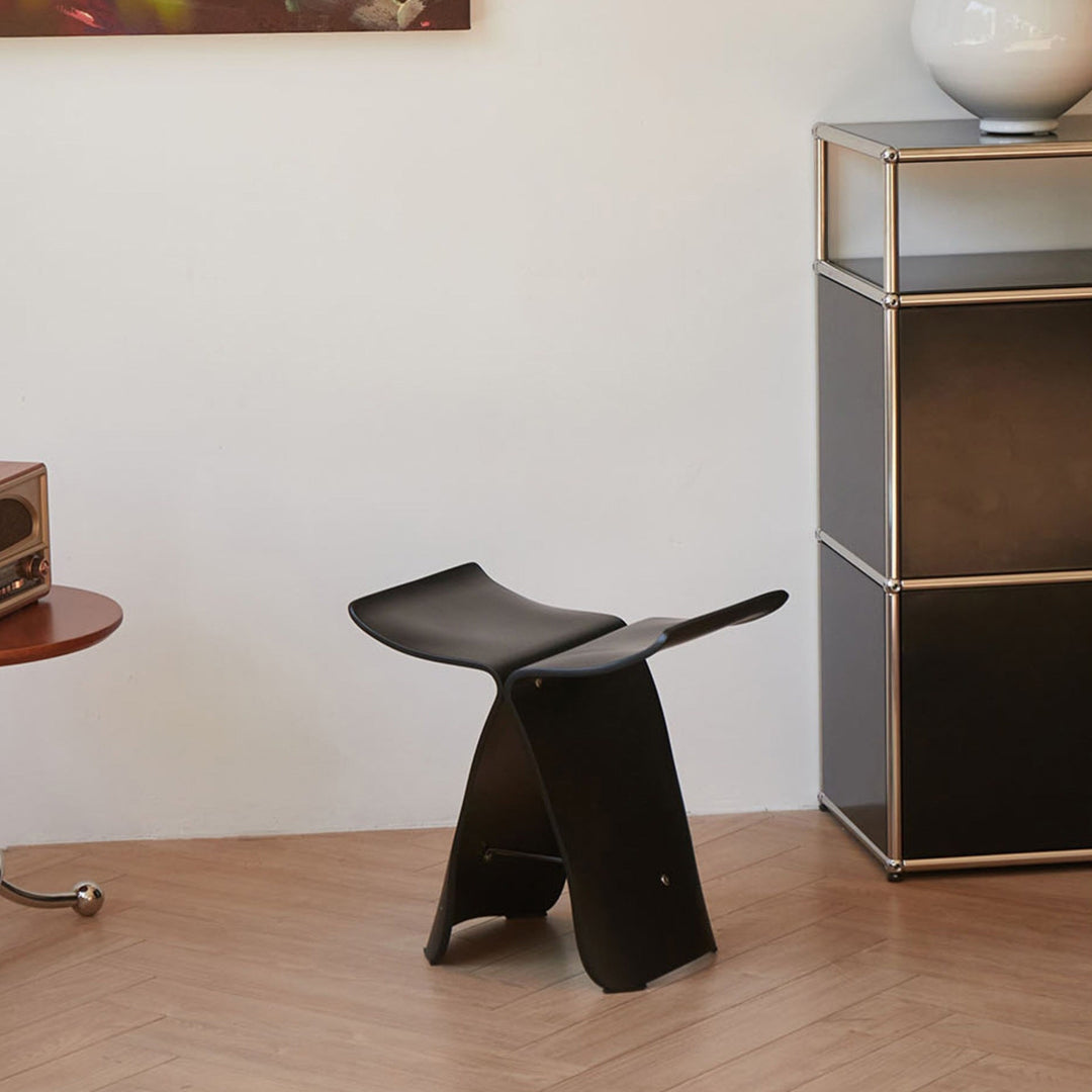Elegancki stołek motylkowy – ponadczasowy design do salonu i przedpokoju