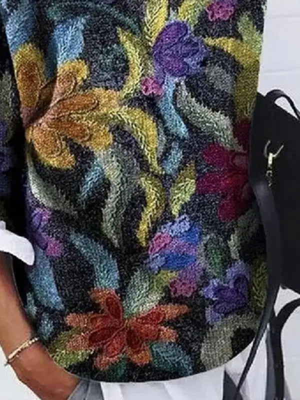 Damski sweter w kwiaty – dzianinowy pulower z fantazyjnym nadrukiem