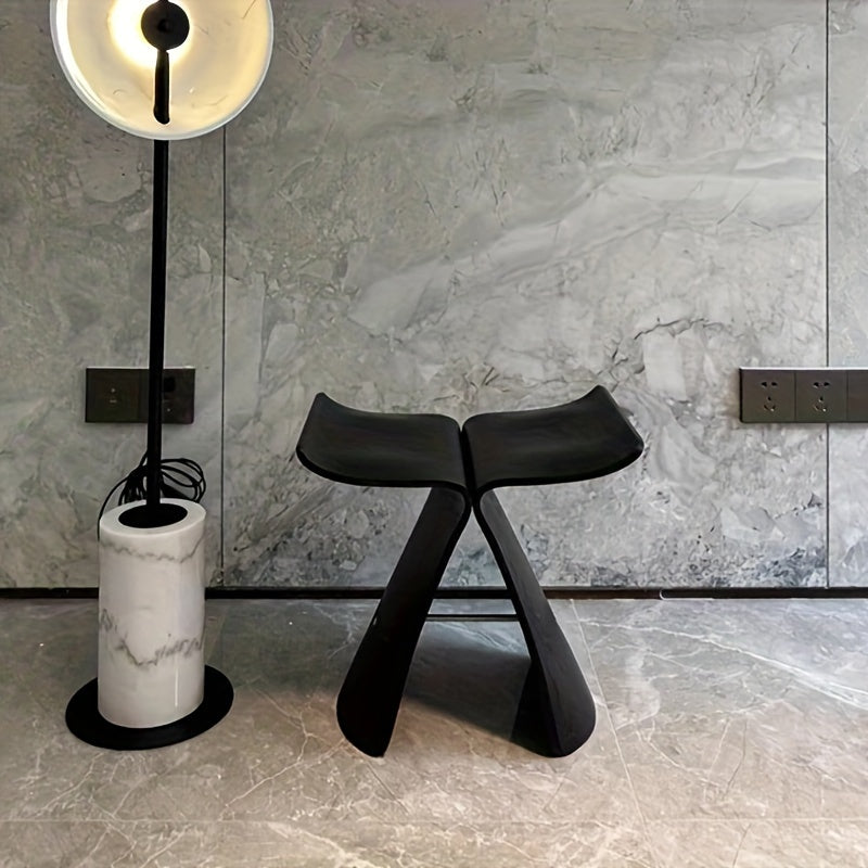 Elegancki stołek motylkowy – ponadczasowy design do salonu i przedpokoju