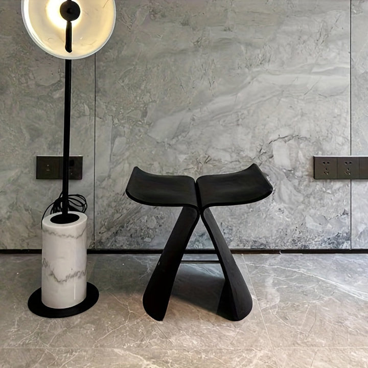 Elegancki stołek motylkowy – ponadczasowy design do salonu i przedpokoju