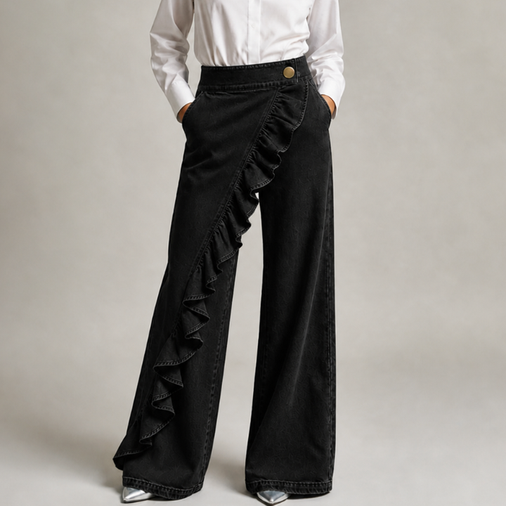 Szerokie damskie jeansy z asymetryczną falbaną w stylu culotte.