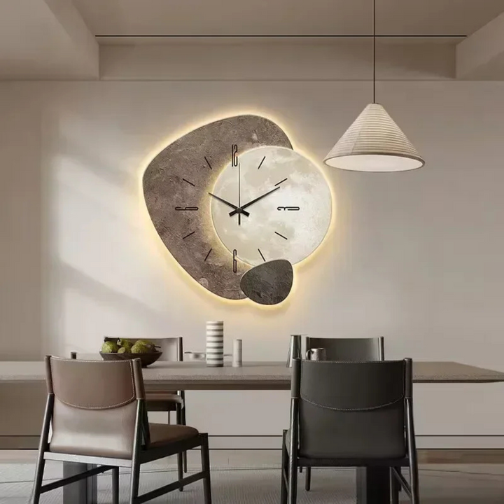 Zegar ścienny LunaWood – naturalna elegancja z delikatnym oświetleniem LED