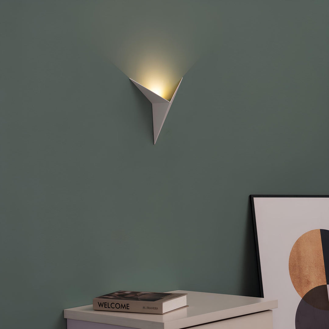 Nowoczesna trójkątna lampa ścienna - TrigoLux