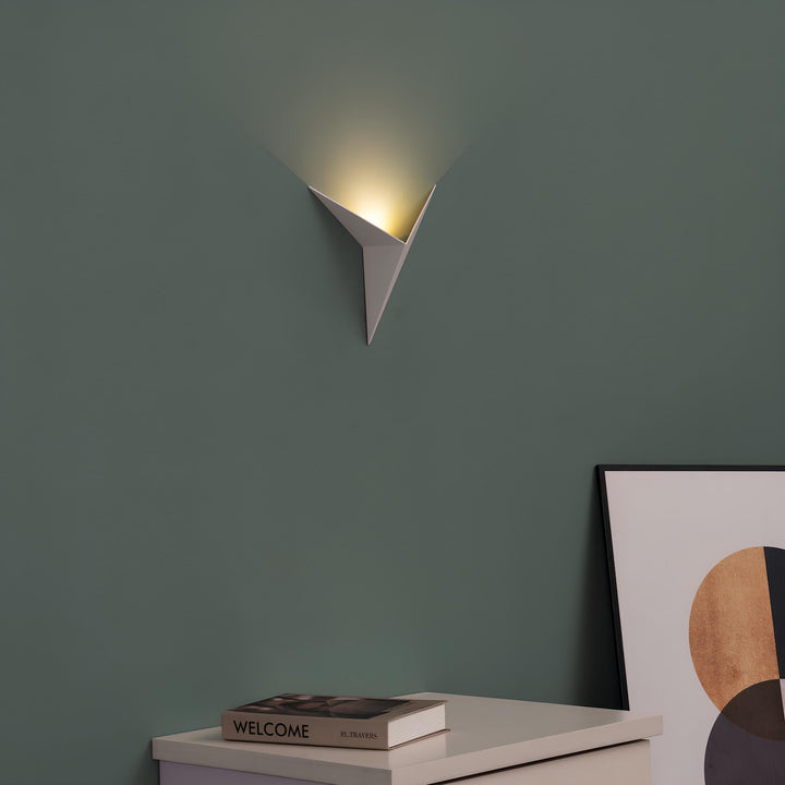 Nowoczesna trójkątna lampa ścienna - TrigoLux