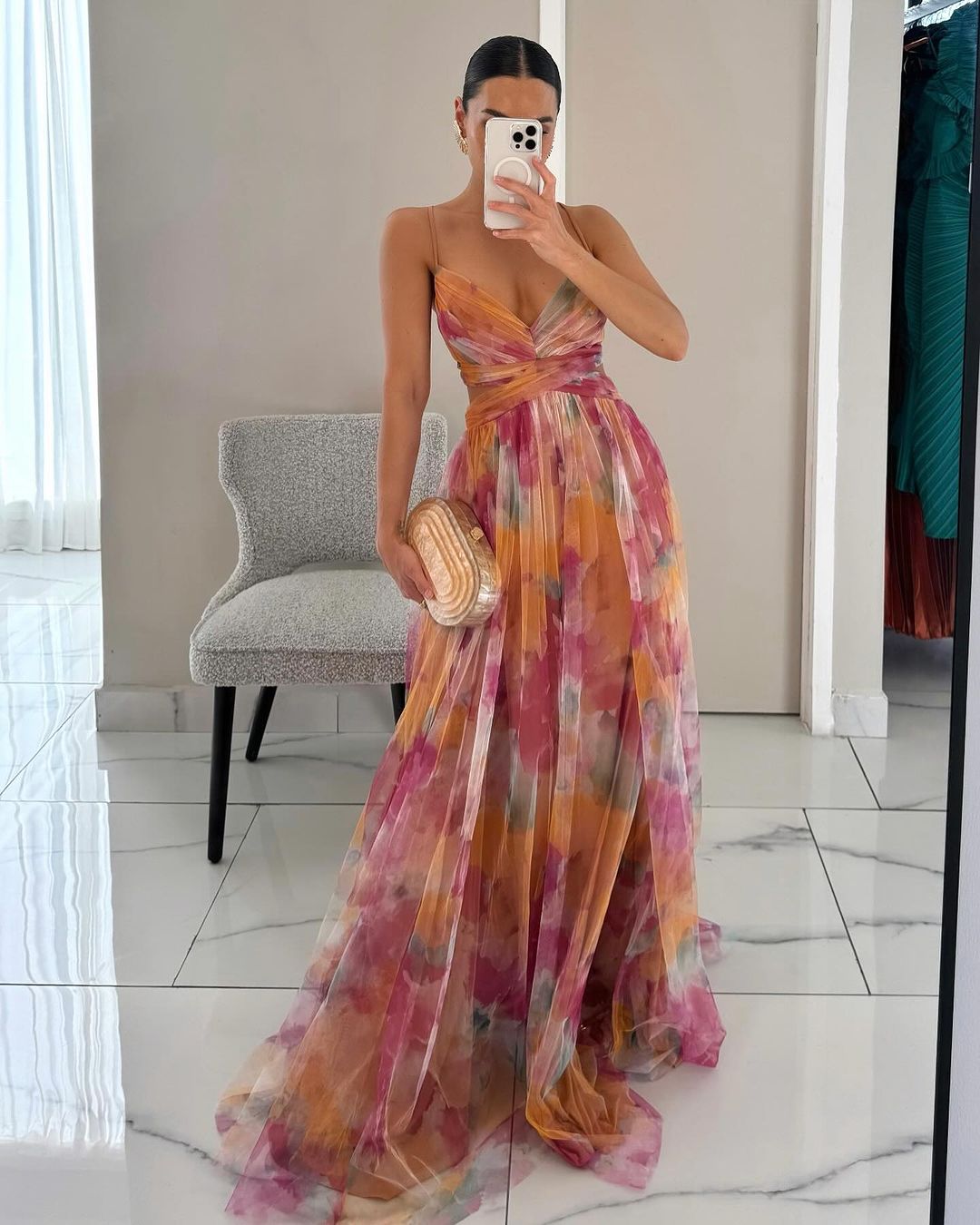 Sukienka maxi – wielokolorowa, cienkie ramiączka, dekolt V, zwiewny krój
