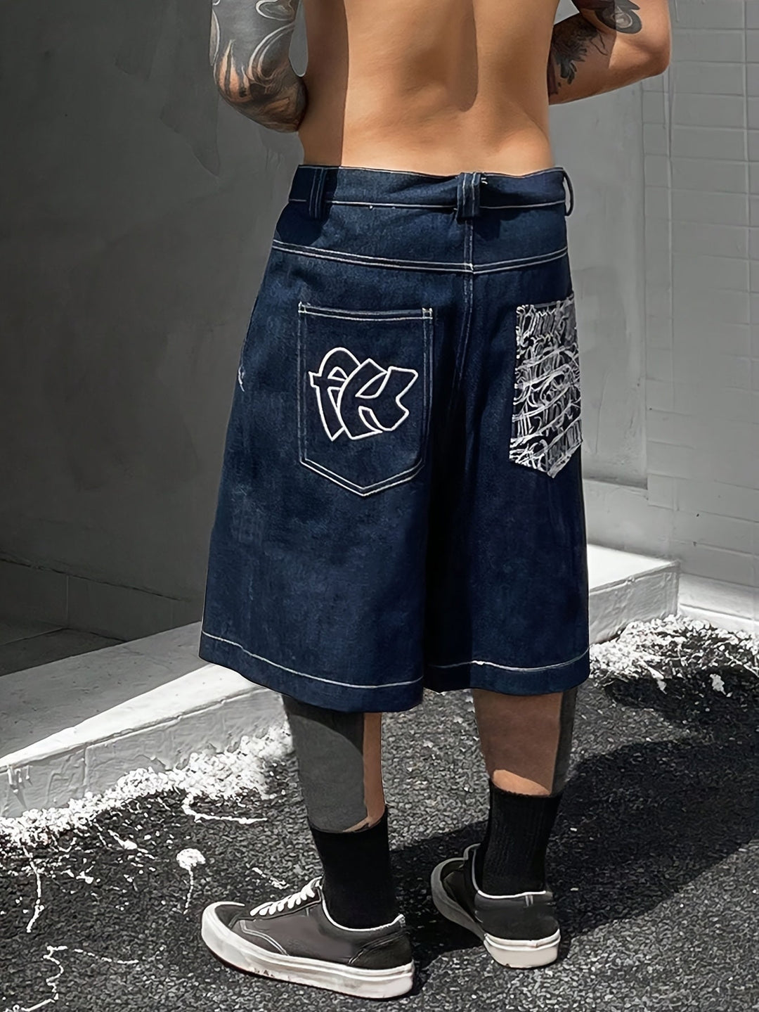 Casualowe bermudy jeansowe – luźny krój z eleganckim kwiatowym haftem
