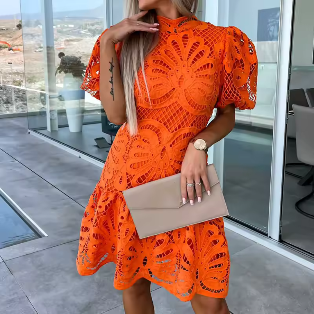 Elegancka Mini Sukienka Imprezowa z Falbanami i Wycięciem