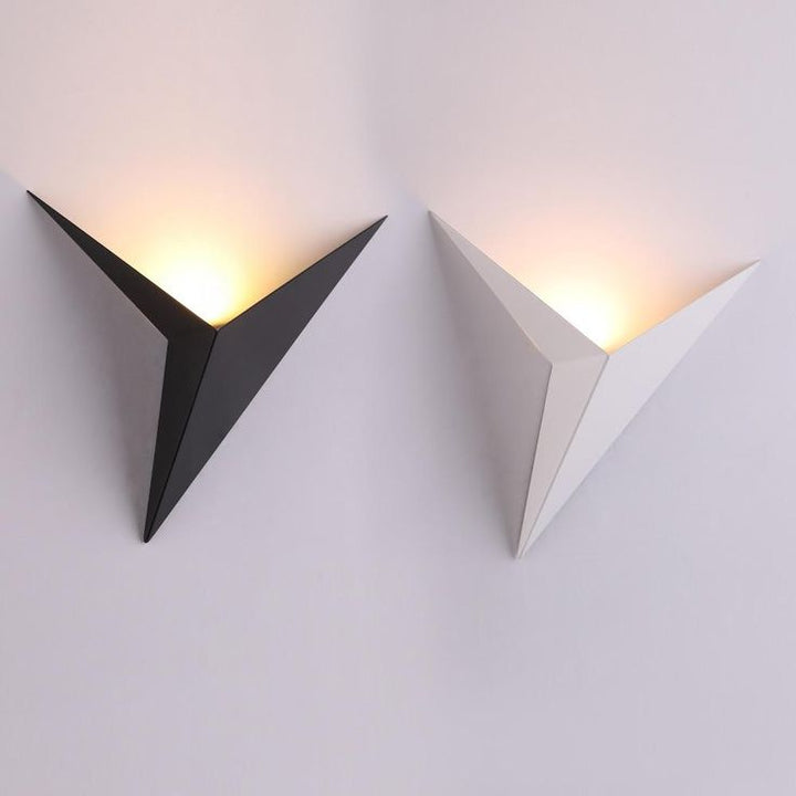 Nowoczesna trójkątna lampa ścienna - TrigoLux