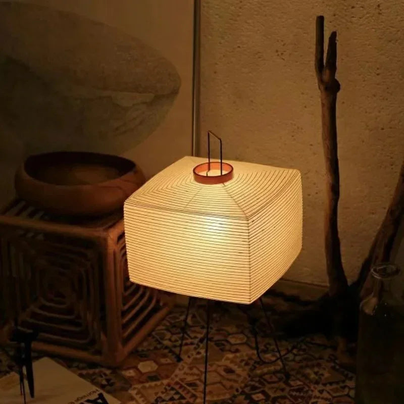 Papierowa lampa podłogowa w nowoczesnym stylu