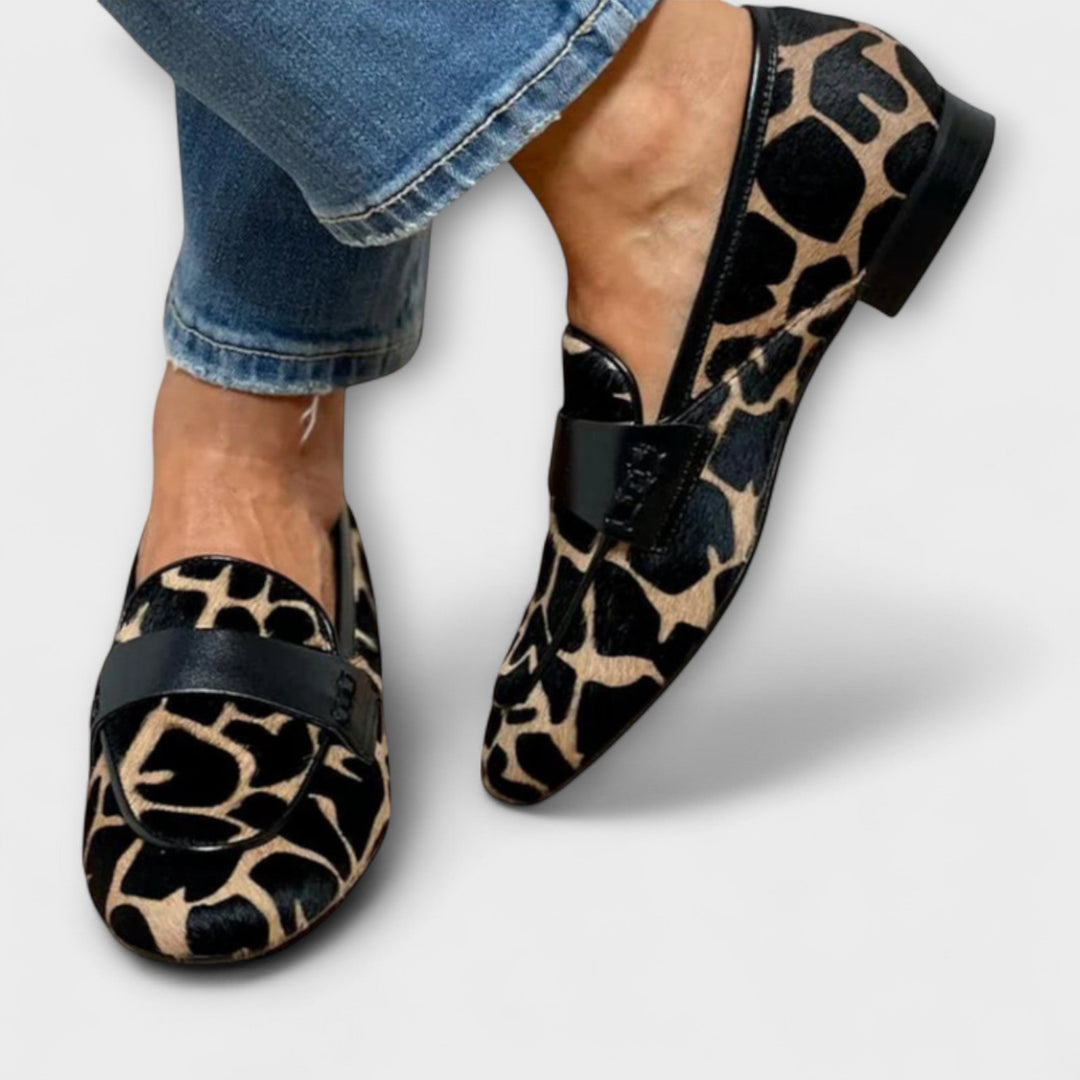 Loafersy w panterkę z kontrastowym wykończeniem | Fakturowany wsuwany but