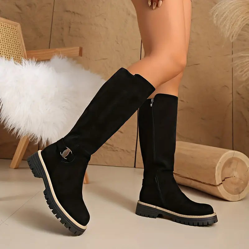 Wysokie buty z grubą, antypoślizgową podeszwą.