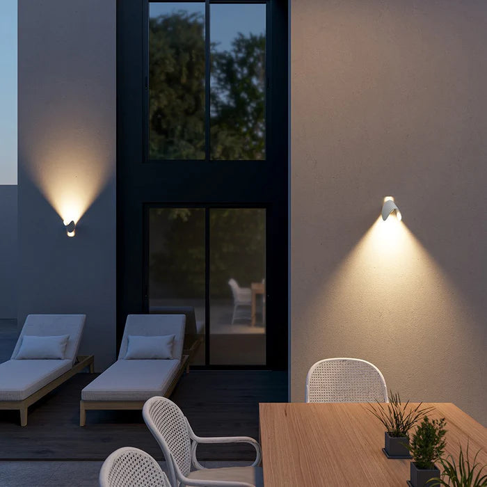 Regulowany kinkiet LED góra-dół – ciepłe światło ambientowe, nowoczesny design