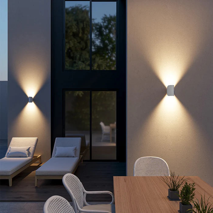 Regulowany kinkiet LED góra-dół – ciepłe światło ambientowe, nowoczesny design