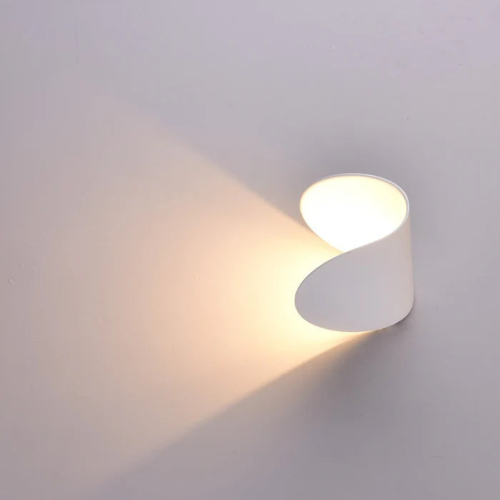 Regulowany kinkiet LED góra-dół – ciepłe światło ambientowe, nowoczesny design