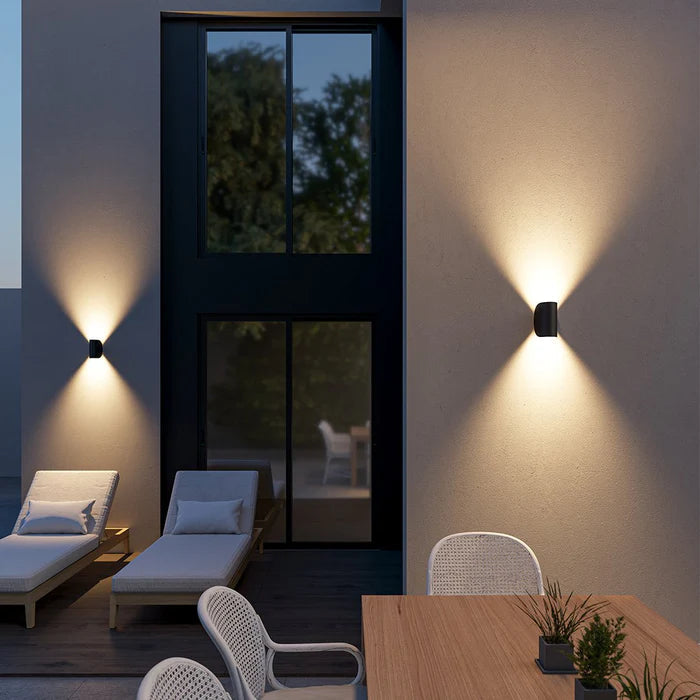 Regulowany kinkiet LED góra-dół – ciepłe światło ambientowe, nowoczesny design
