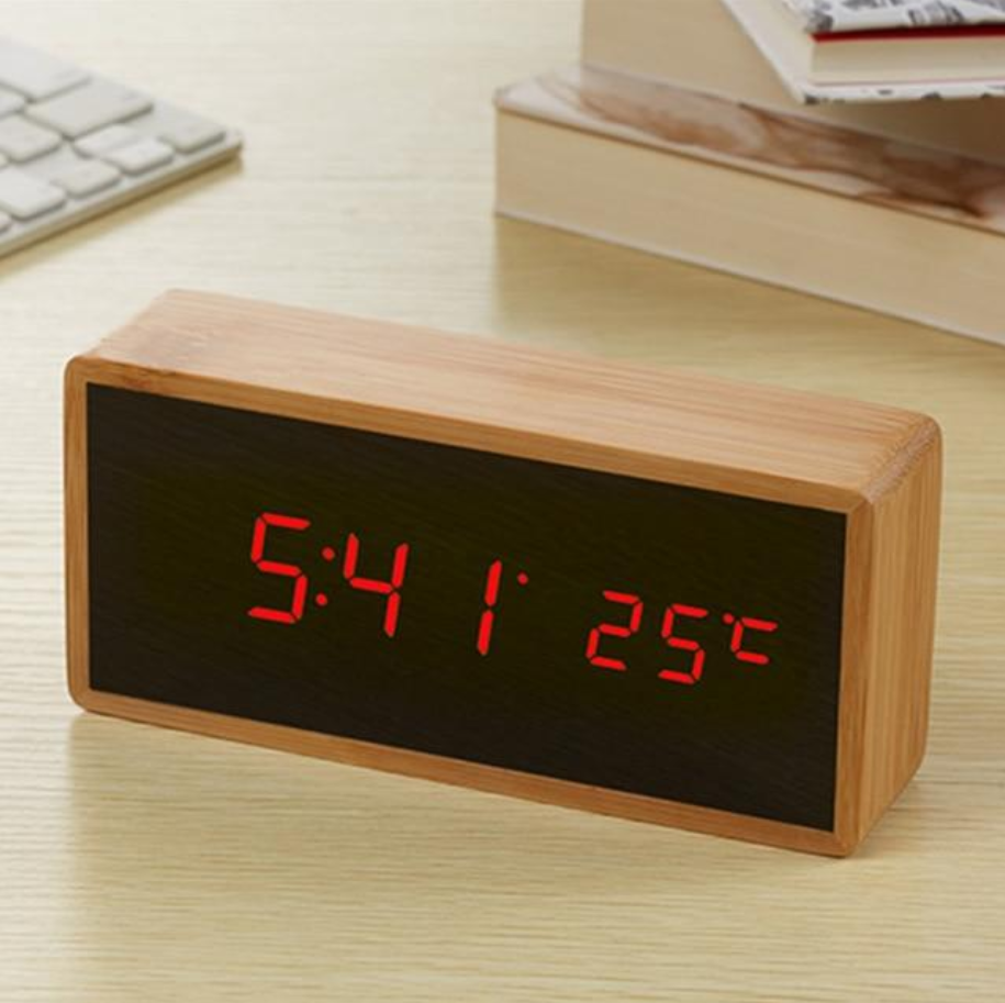 Cyfrowy drewniany budzik z wyświetlaczem LED – czas i temperatura