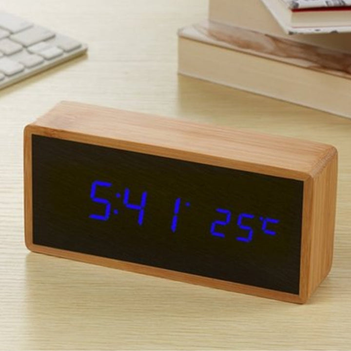 Cyfrowy drewniany budzik z wyświetlaczem LED – czas i temperatura