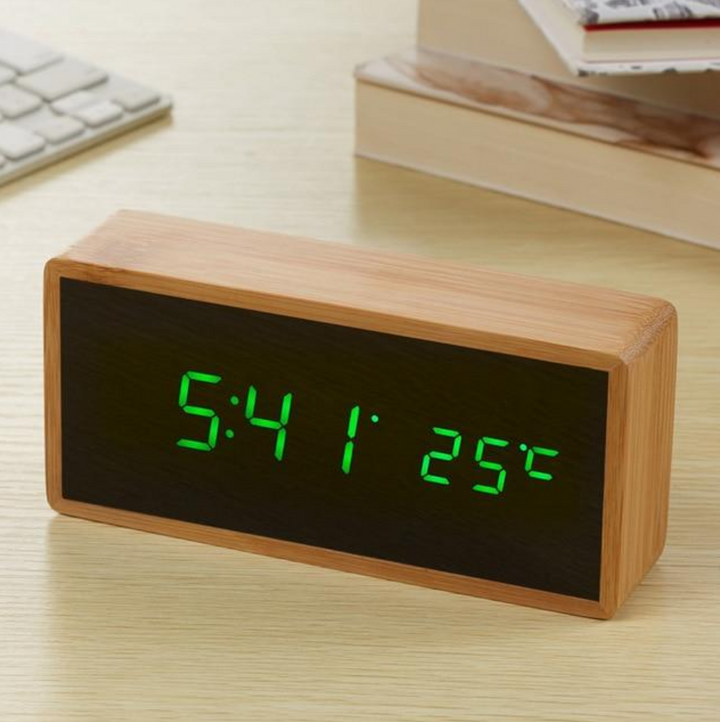 Cyfrowy drewniany budzik z wyświetlaczem LED – czas i temperatura