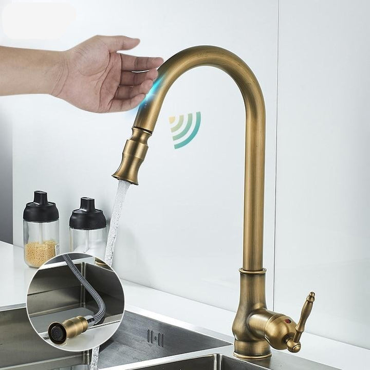 SMARTSPOUT – bateria kuchenna z funkcją wyciąganej wylewki w kolorze antycznego brązu i czujnikiem dotykowym