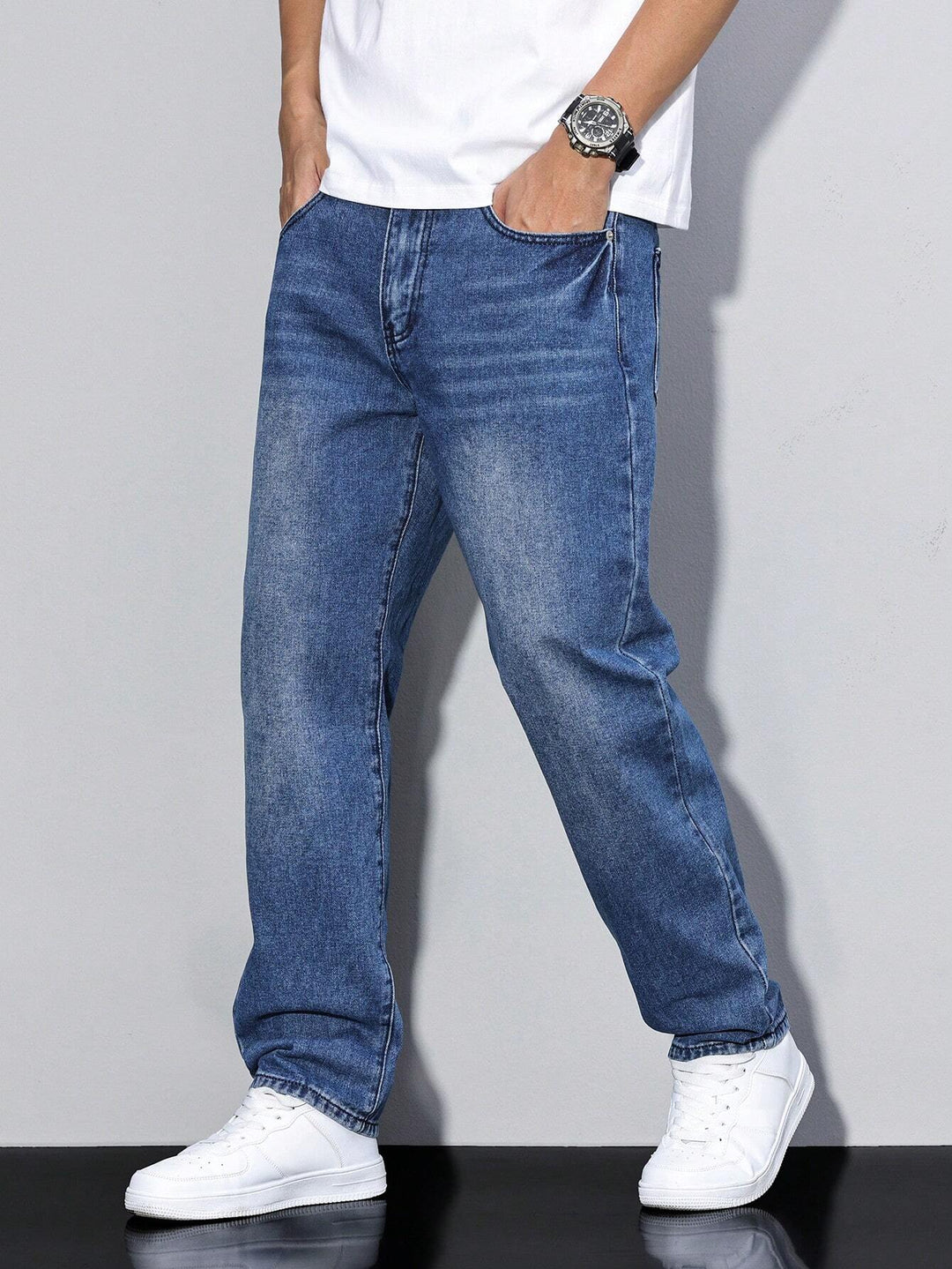 Baggy jeans - szerokie spodnie jeansowe z efektem sprania