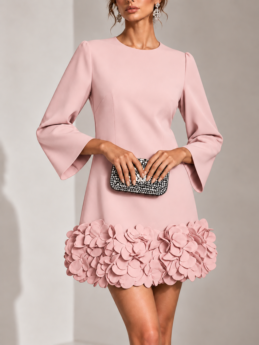 Elegancka krótka sukienka z kwiatową aplikacją 3D i rozkloszowanymi długimi rękawami