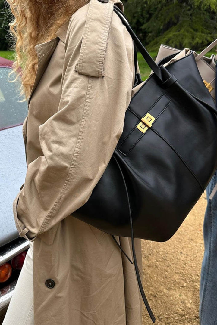Skórzana torba shopper na co dzień z ozdobnym zapięciem z przodu.