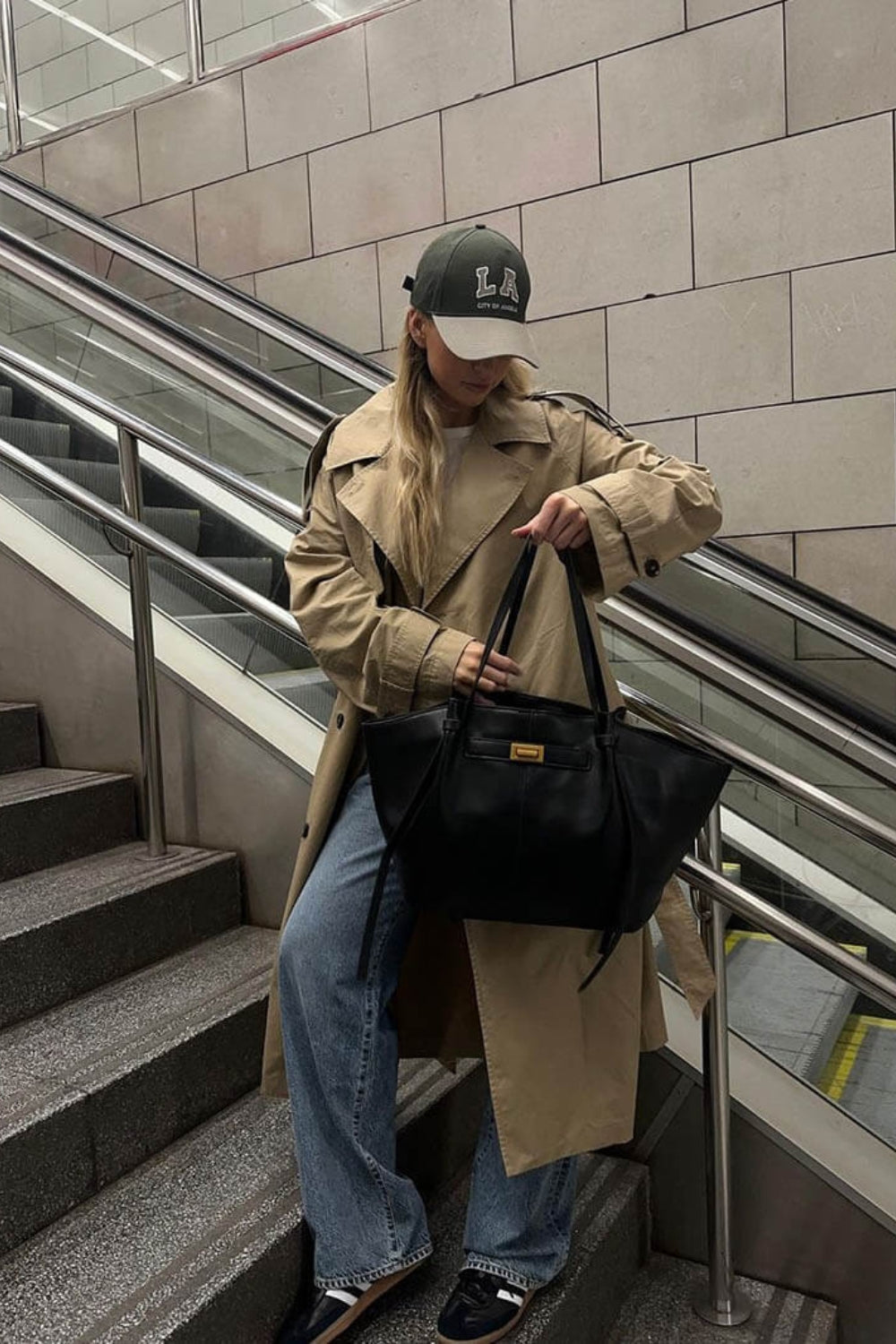 Skórzana torba shopper na co dzień z ozdobnym zapięciem z przodu.