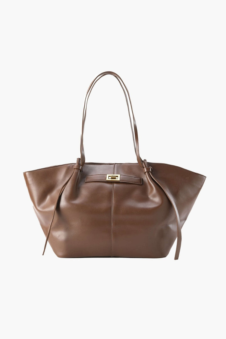 Skórzana torba shopper na co dzień z ozdobnym zapięciem z przodu.