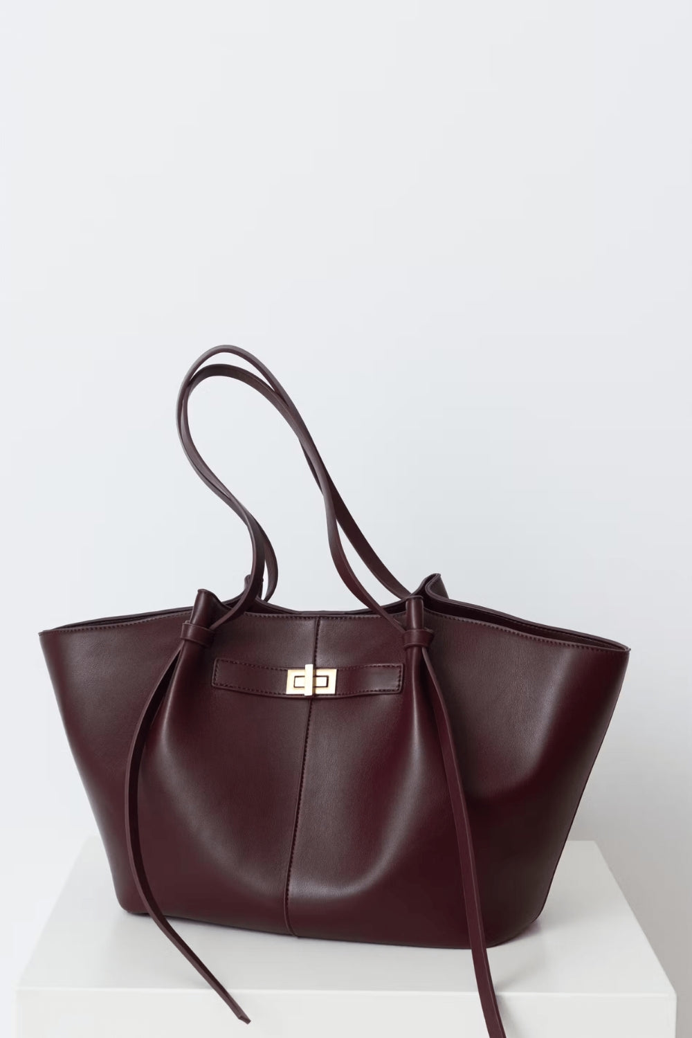 Skórzana torba shopper na co dzień z ozdobnym zapięciem z przodu.
