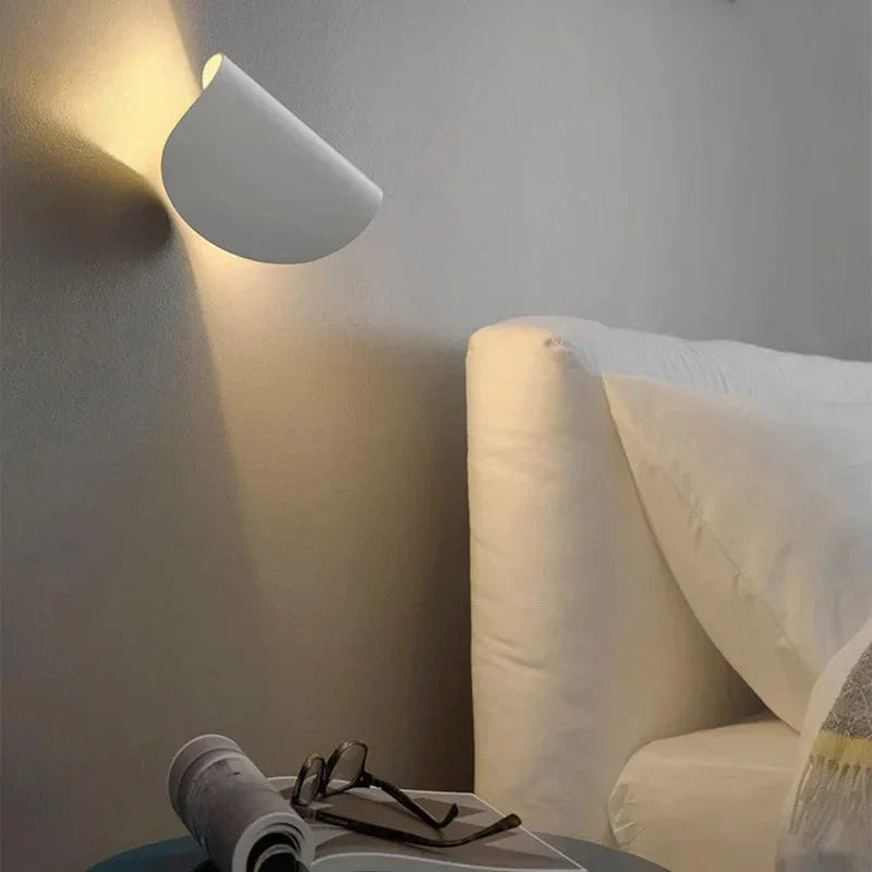 Regulowany kinkiet LED góra-dół – ciepłe światło ambientowe, nowoczesny design