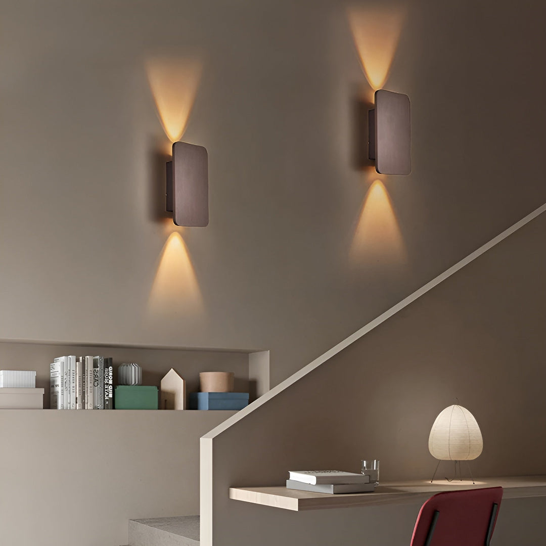 Lampa ścienna LED ze światłem skierowanym w górę i w dół – nowoczesna i klimatyczna