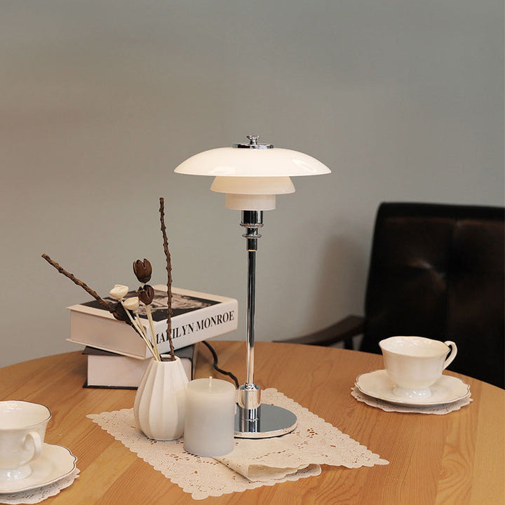 Lampa stołowa w duńskim designie