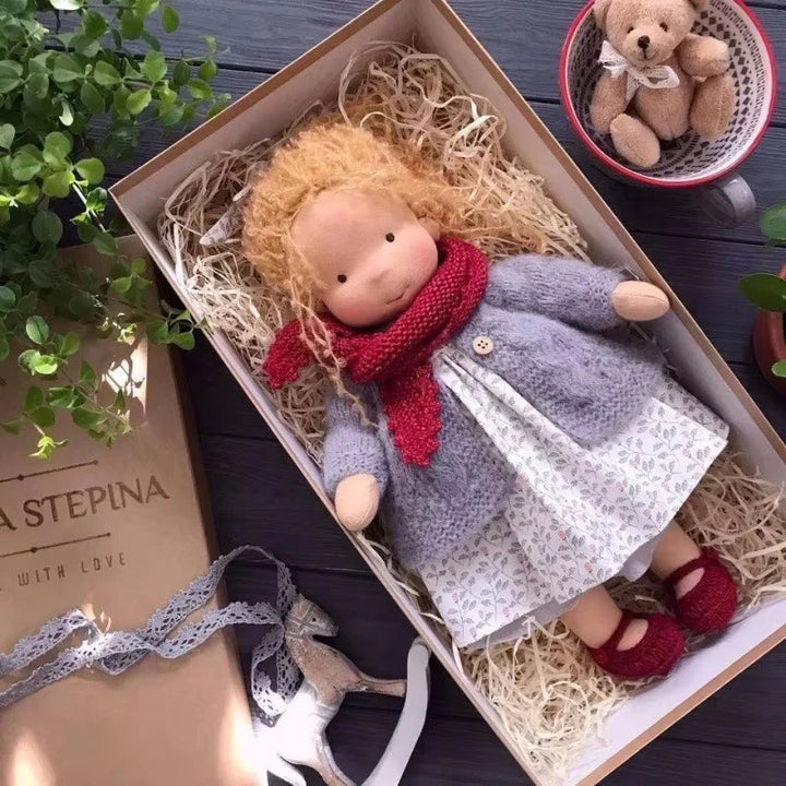 Luna | Lalka pluszowa Waldorf, ręcznie robiona – miękka, bawełniana zabawka w pudełku z materiału | Urocza i przytulna | Na urodziny dziecka i do codziennej, kreatywnej zabawy