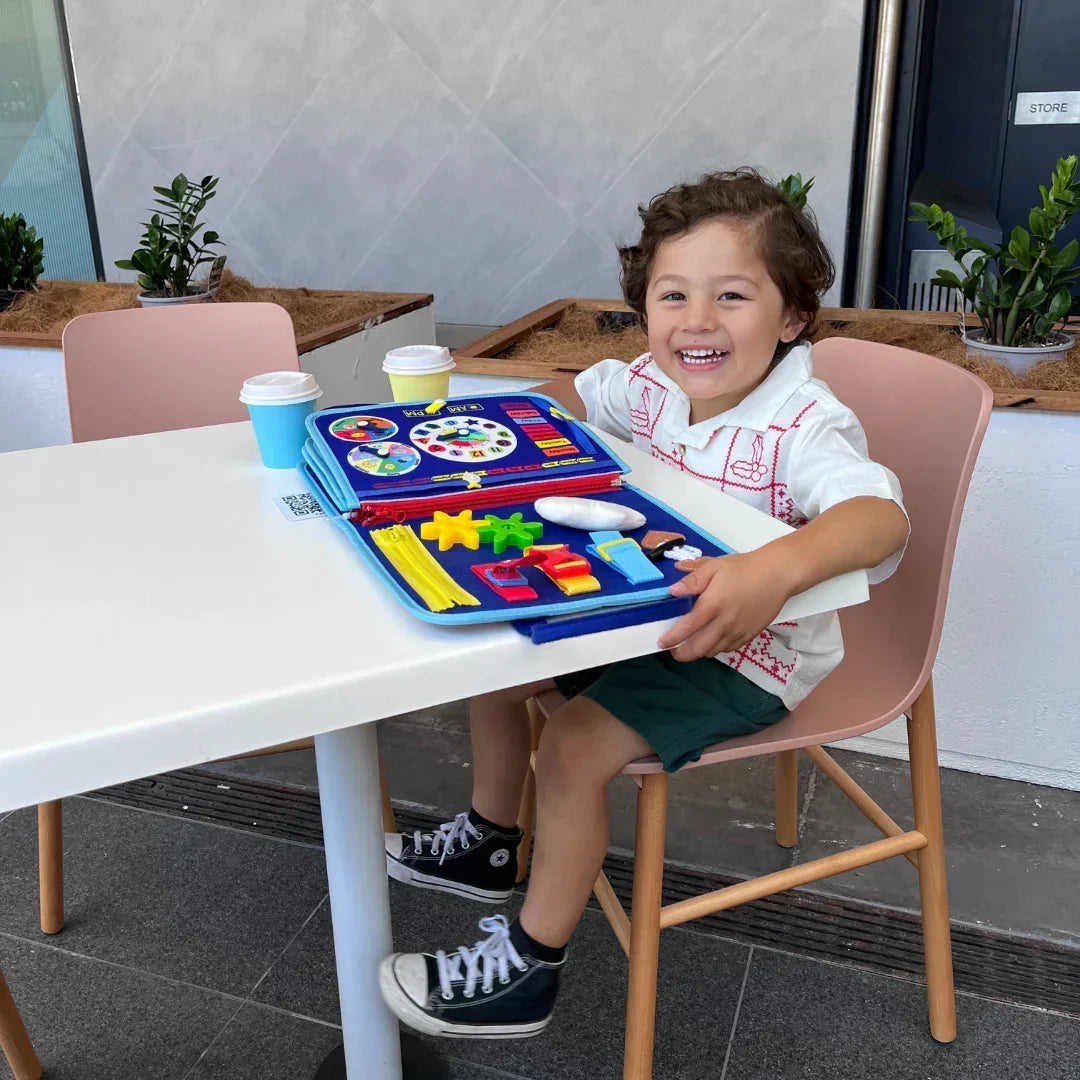 Książeczka edukacyjna Montessori – wspiera samodzielność dzieci