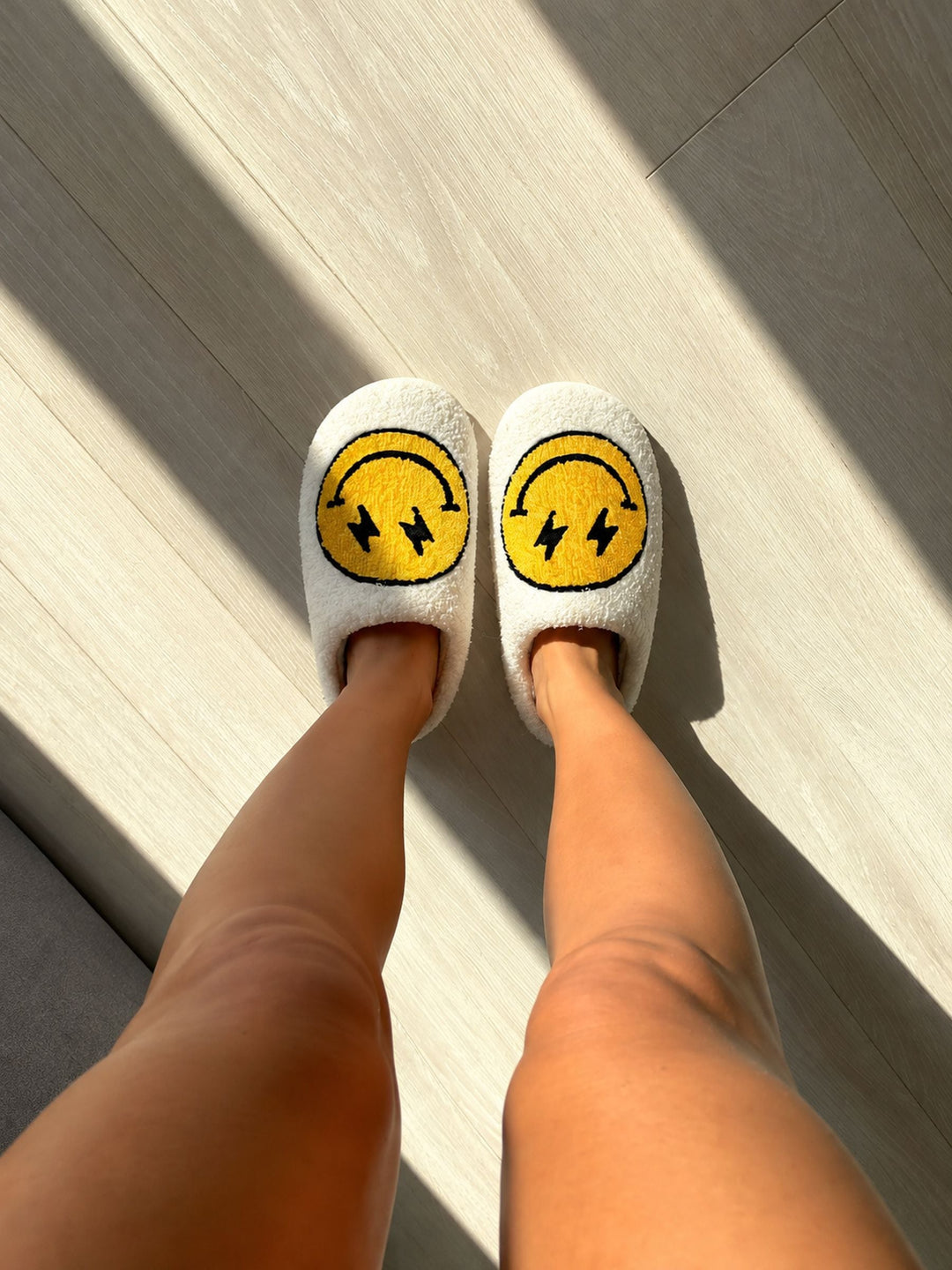 Damskie kapcie na platformie z buźką smiley