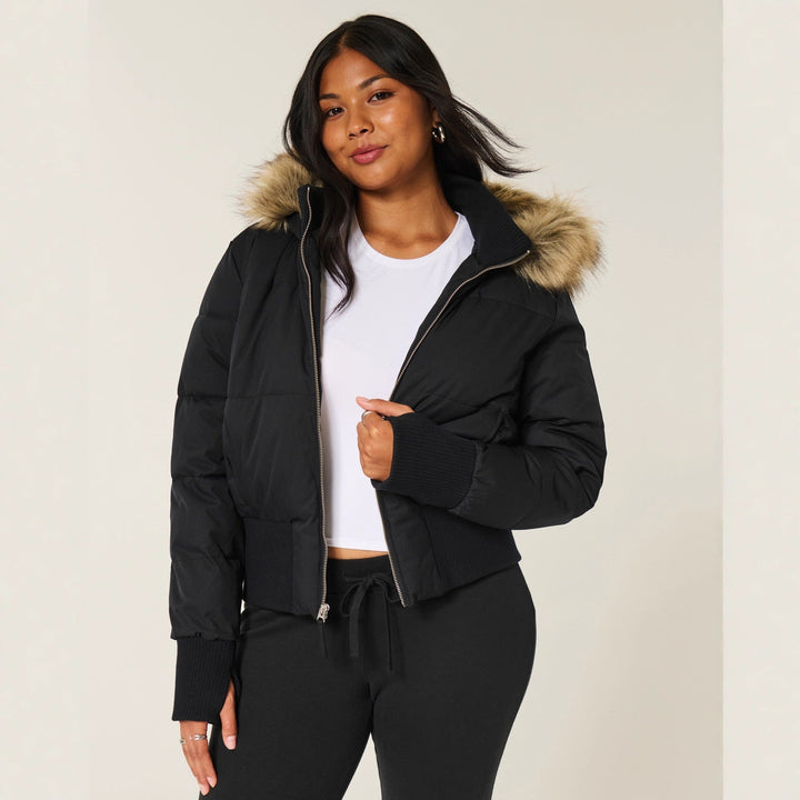 Damska krótka pikowana kurtka – odpinany kaptur, ciepła i odpowiednia na zimę