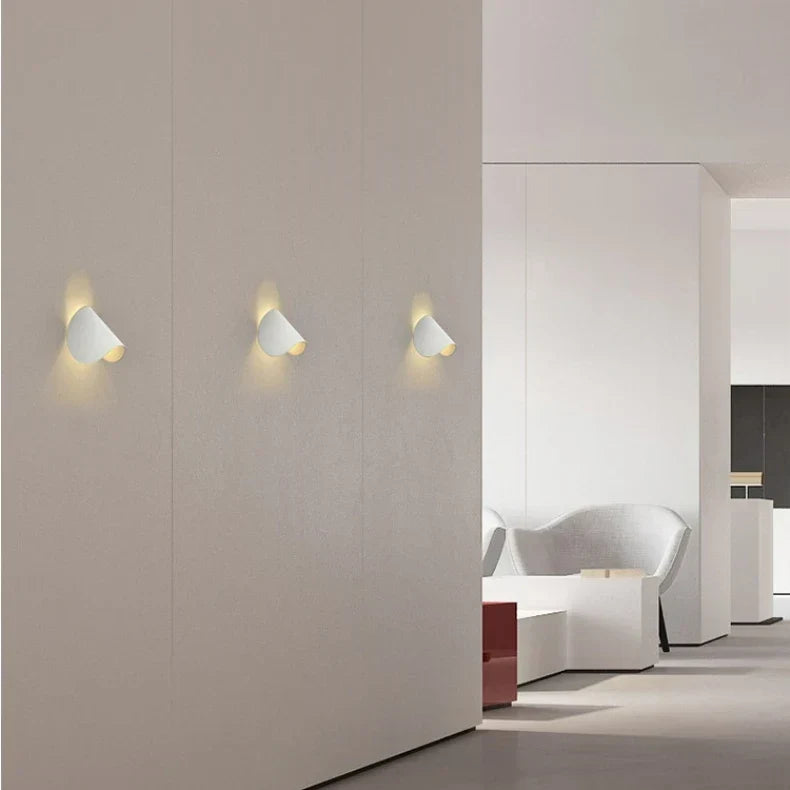 Regulowany kinkiet LED góra-dół – ciepłe światło ambientowe, nowoczesny design