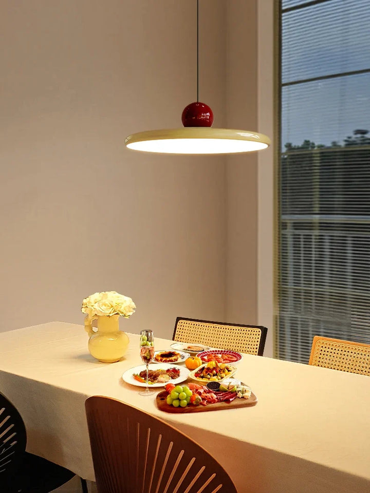 Veya – kolorowa lampa wisząca w stylu Bauhaus