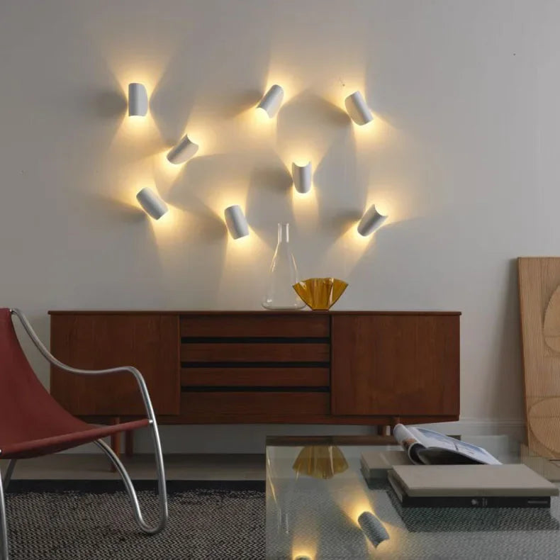 Regulowany kinkiet LED góra-dół – ciepłe światło ambientowe, nowoczesny design