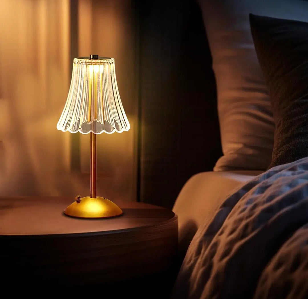 Elegancka lampa stołowa LED z kryształowym kloszem i złotym wykończeniem – włącznik dotykowy