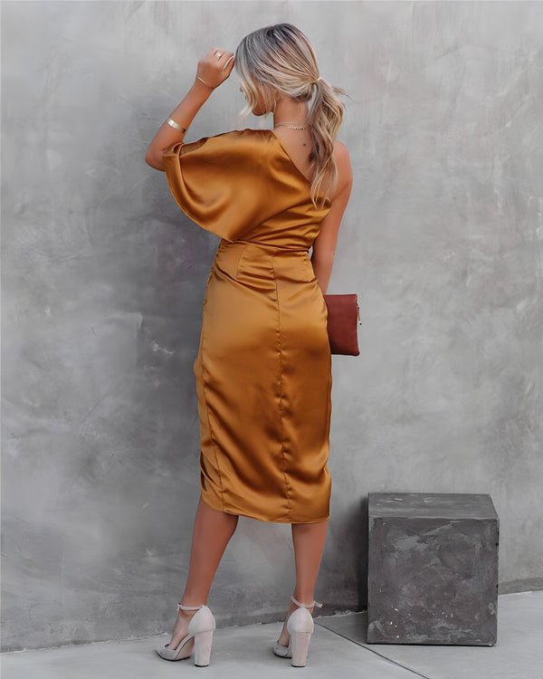 Sukienka Midi Satynowa z Jednym Ramieniem i Eleganckimi Falbanami