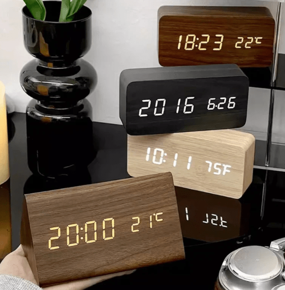 WoodSense drewniany zegar LED – sterowanie głosem i styl do każdego wnętrza