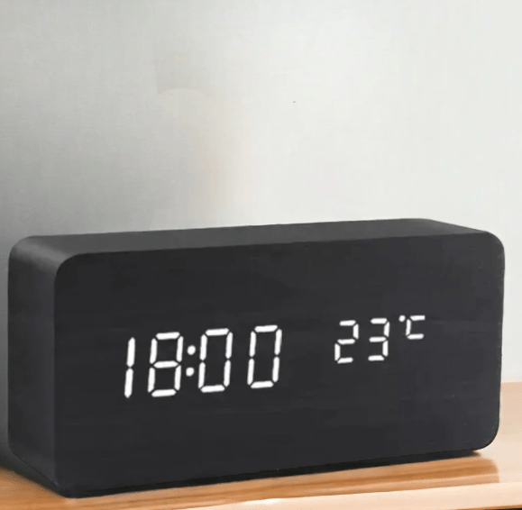 WoodSense drewniany zegar LED – sterowanie głosem i styl do każdego wnętrza