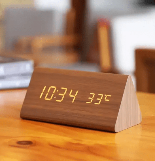 WoodSense drewniany zegar LED – sterowanie głosem i styl do każdego wnętrza